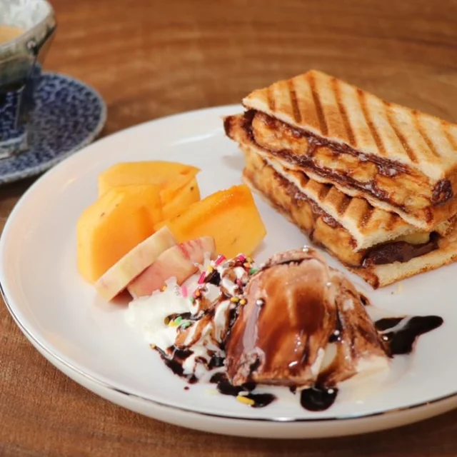 日替りデザートプレートはじめました！  甘いものは別腹！
コーヒーによく合うケーキ＆アイスクリーム、と季節のフルーツが1皿に盛られた日替りデザートプレートです  ケーキは店主手作りの甘さ控えめベイクドチーズケーキ、甘さ控えめティラミス、しっかり甘いホットチョコバナナサンドから日替りで！お腹と心を満たしてくれるデザートプレートで心地よい昼下がりを！  #コーヒーによく合う #日替り #デザートプレート #チーズケーキ #ティラミス #ホットチョコバナナサンド #アイスクリーム #ドリンクは付きません #スイーツ #saritikari_cafe