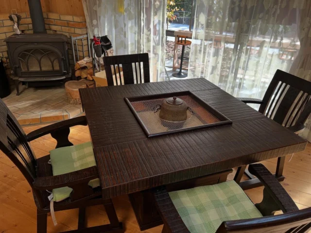 テーブル、冬仕様に！  #亀の #五徳 #脚が #灰に #埋もれてる #囲炉裏テーブル #冬に復活 #saritikari_cafe