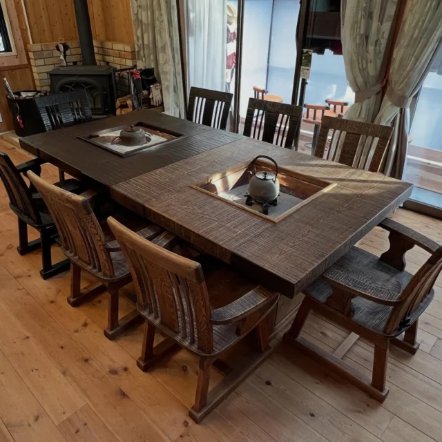 テーブルが増えました！そして冬仕様になりました😃  #タモのテーブル #ゆったり座れる #回転椅子 #saritikari_cafe