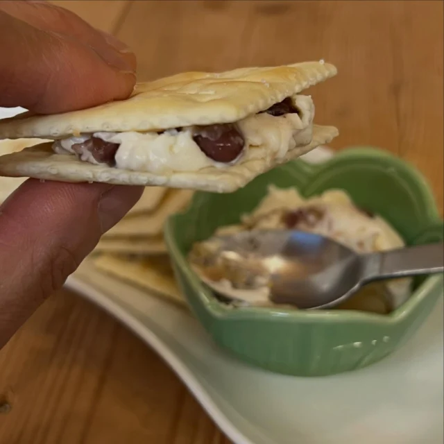 当店のオープン当初から人気のクラッカーメニュー！
クリームチーズとマスカルポーネに合わせてあるのは甘納豆！おばあちゃんのおやつ的なイメージだった甘納豆もこうするとおいしく食べられちゃう😋レギュラーメニューの中でもお客様に好評で、コーヒーにも良く合う一皿です！  #クラッカーサンド #クラッカーアレンジ #甘納豆入り #コーヒーに良く合う #軽めのランチ #マスカルポーネ #saritikari_cafe