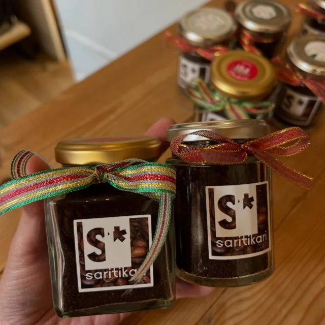 もうすぐクリスマス🎄
日頃からいつもご利用頂いているお客様へささやかなレギュラーコーヒーのプレゼントを少しだけですがご用意させていただきました🎁😊  このコーヒーはこの時期だけの特別ブレンドで、ちょっと酸味があってほろ苦く、フルーツいっぱいのケーキと合わせてもカジュアルに飲めるコーヒーです  心和むホットな一杯になりますように✨  #季節限定 #数量限定 #プレゼントコーヒー #ハッピークリスマス #ブレンドコーヒー #カフェ #おいしいコーヒー #saritikari_cafe