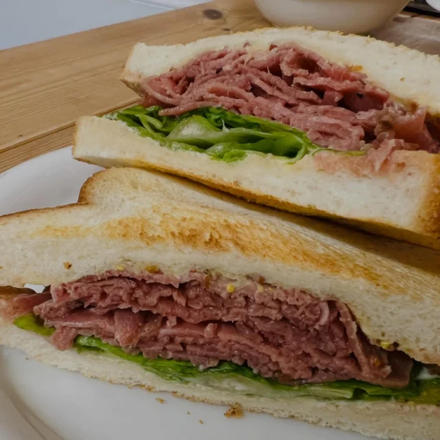 ローストビーフ、サンドイッチに♪  #ローストビーフ #サンドイッチ #ランチ #saritikari_cafe