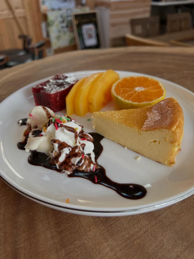 季節の生フルーツも食べられる！嬉しいデザートプレート！ランチプレートとセットになったコースもおすすめ！  #日替りデザートプレート #季節の生フルーツ #手作りケーキ #ベイクドチーズケーキ #saritikari_cafe