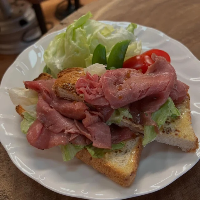 ランチに人気のローストビーフプレート！
ハムじゃない柔らかくておいしいローストビーフをカリッとサクッとな食パンでオープンサンドに！
サラダといっしょにワンプレートになって気軽なヘルシーランチです（要予約）  #ローストビーフプレート #ワンプレートランチ #オープンサンド #要予約のメニュー #気軽にランチ #saritikari_cafe