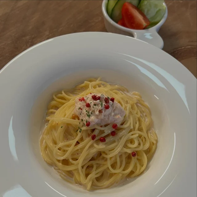 ランチにはパスタがおすすめ！マダガスカル産ピンクペッパーをトッピングした見た目にもかわいいピンクのパスタです！  #ブラジル産じゃないよ #ピンクペッパー #ピンクのパスタ #ランチパスタ #パスタでランチ #saritikari_cafe