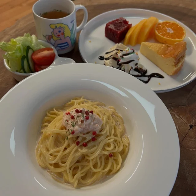 ランチコースはじめました！写真はパスタとデザートプレートのセットコース！ランチはそこそこデザートわりと食べたい派に嬉しいコースで、デザートプレートには店主手作りスイーツが日替りで、季節のフルーツなどもついてます！
（要予約、ドリンクは付きません）  #パスタランチ #ピンクのパスタ #ランチコース #デザートプレート #セット #手作りスイーツ #saritikari_cafe
