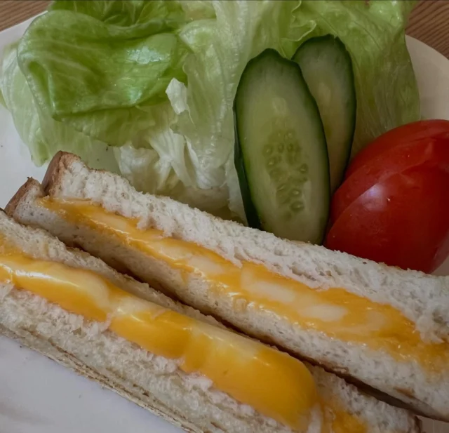 野菜もしっかりランチプレート！  #クラブプレート #ランチプレート #グリルドチーズ #ホットサンド #saritikari_cafe