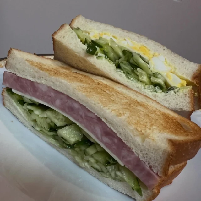 きゅうり食べよう！きゅうりたっぷりまかないサンド😋  1人前だとハムはハムだけ、玉子は玉子だけになっちゃうけど、まかないで2人前ぐらい作るとハムと玉子と一切れずつ合わせることができて、なんかおトク感あったり❣️😃  #おトク #まかない #saritikari_cafe