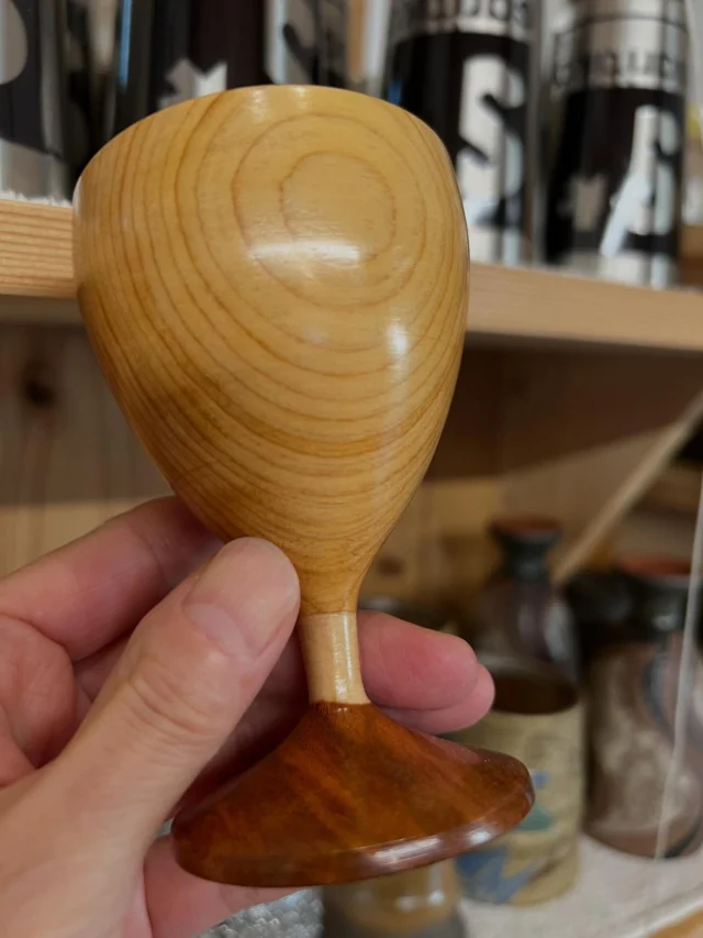 これは去年のゴールデンウィーク頃に高知の自然木工房mokumokuさんのところへ行った時に購入した木の器！これでお酒を飲んだら最高！と思うんだけどもアルコールを扱っていない当店ではこれでエスプレッソを飲みたいところです😊  コーヒーは香りを楽しむものでもあるので、器そのものには香りがないものの方が、コーヒーそのものの香りを楽しんでいただけると思うから、コーヒーに木や漆の器は、当店ではあまり使わないのだけれど、木の温もりや良さが活かされているものは大好きで（当店の建物しかり）大切に使っていきたいという思いから、当店でもmokumokuさんの木のお皿を使えたらと考えています
（匂いの感じ方には個人差がありますし日々使うことで器の匂いは気にならなくなります。また、匂い等に関わらず形や品質に変わりはありません）  前回は確か、私たち夫婦ハーレー2台で伺ったように記憶してるのですが、次は（まだ未計画ですけれど）車でのんびり行けたらいいなぁと思ったりしています  #木の器 #自然木工房 #mokumoku #saritikari_cafe