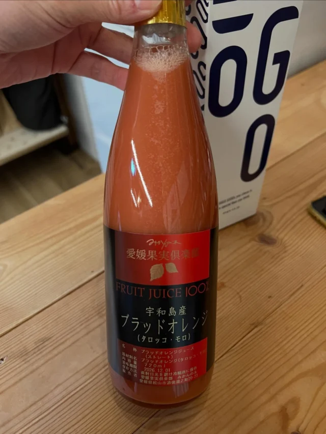 瓶をシャカシャカ振るとトマトジュース色に👀😄  #ブラッドオレンジジュース #これをアレンジします #saritikari_cafe