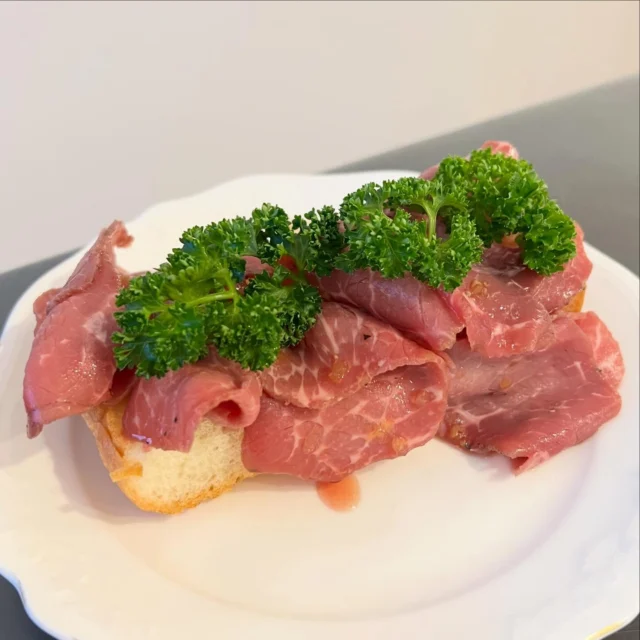 栄養満点パセリを食べる一皿！
バケットで作るローストビーフオープンサンド🥩  フランスパンは硬いから敬遠されがちだけど
ふんわりしてるとけっこうおいしく食べられる😋  #パセリは栄養満点 #カフェランチ #ローストビーフのバケット #オープンサンド #saritikari_cafe
