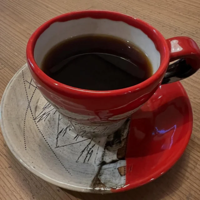 正月に宿でコーヒーを頂きました☕︎
ご自由にシステムだったので、ふだんあまり見かけない赤のカップをチョイス😃  心穏やかに飲みたい時は色も形もマイルドなカップを選びがちけど、ビビッドカラーをあしらったカップにすると気分がなんとなく上を向いて明るくなれる感じがしてけっこう好きだったりします😊  赤を使ったカップ、レギュラーサイズ用ですが当店でもご用意しています♪ホットコーヒー「選べるカップ」で使ってみてください😊  #赤いカップ #コーヒーで #気分一新 #saritikari_cafe
